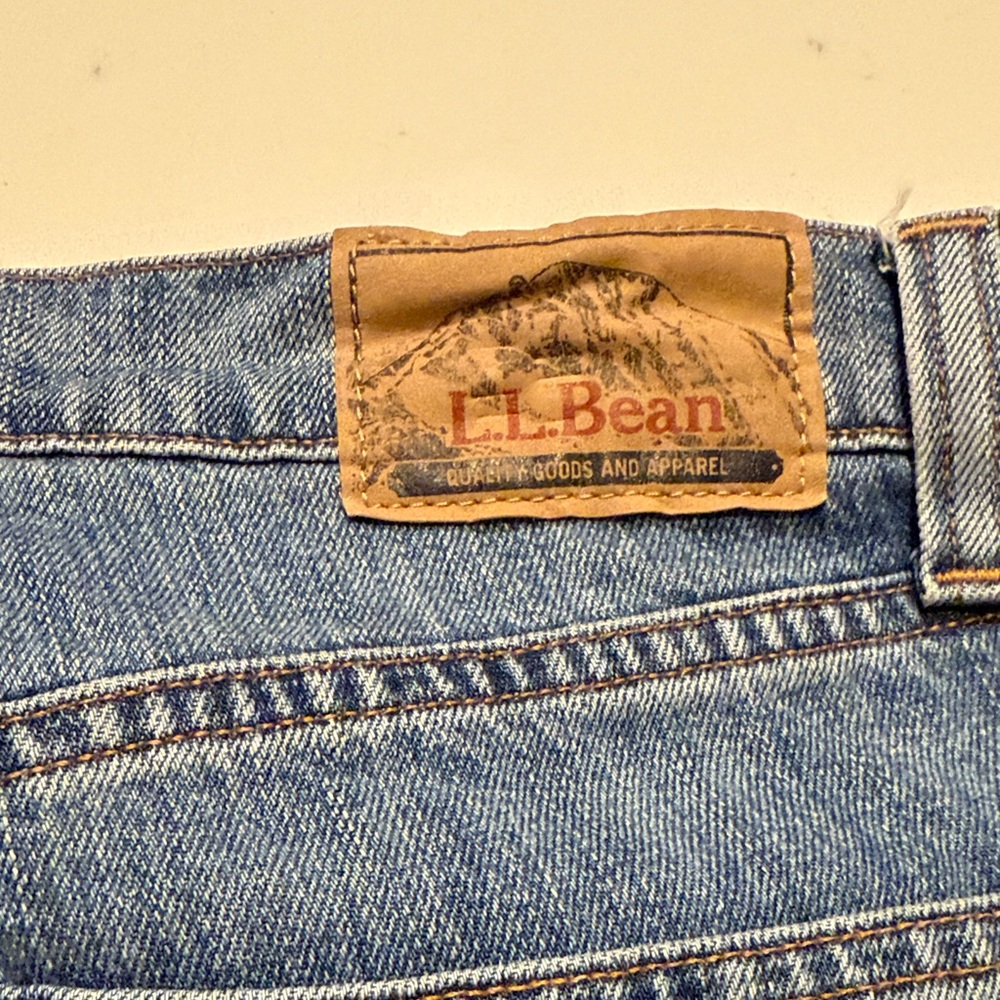 L.L. Bean Men's Straight Fit Blue Jeans - Picture 5 of 7